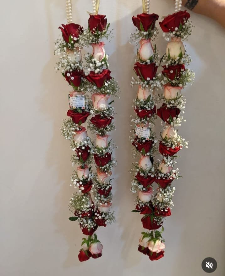 Trending Fresh Garland: Elegant Roses with Delicate Gypsophila